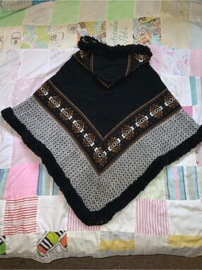 100% wool milmarte poncho ecuador black white colourwork beige orange hooded